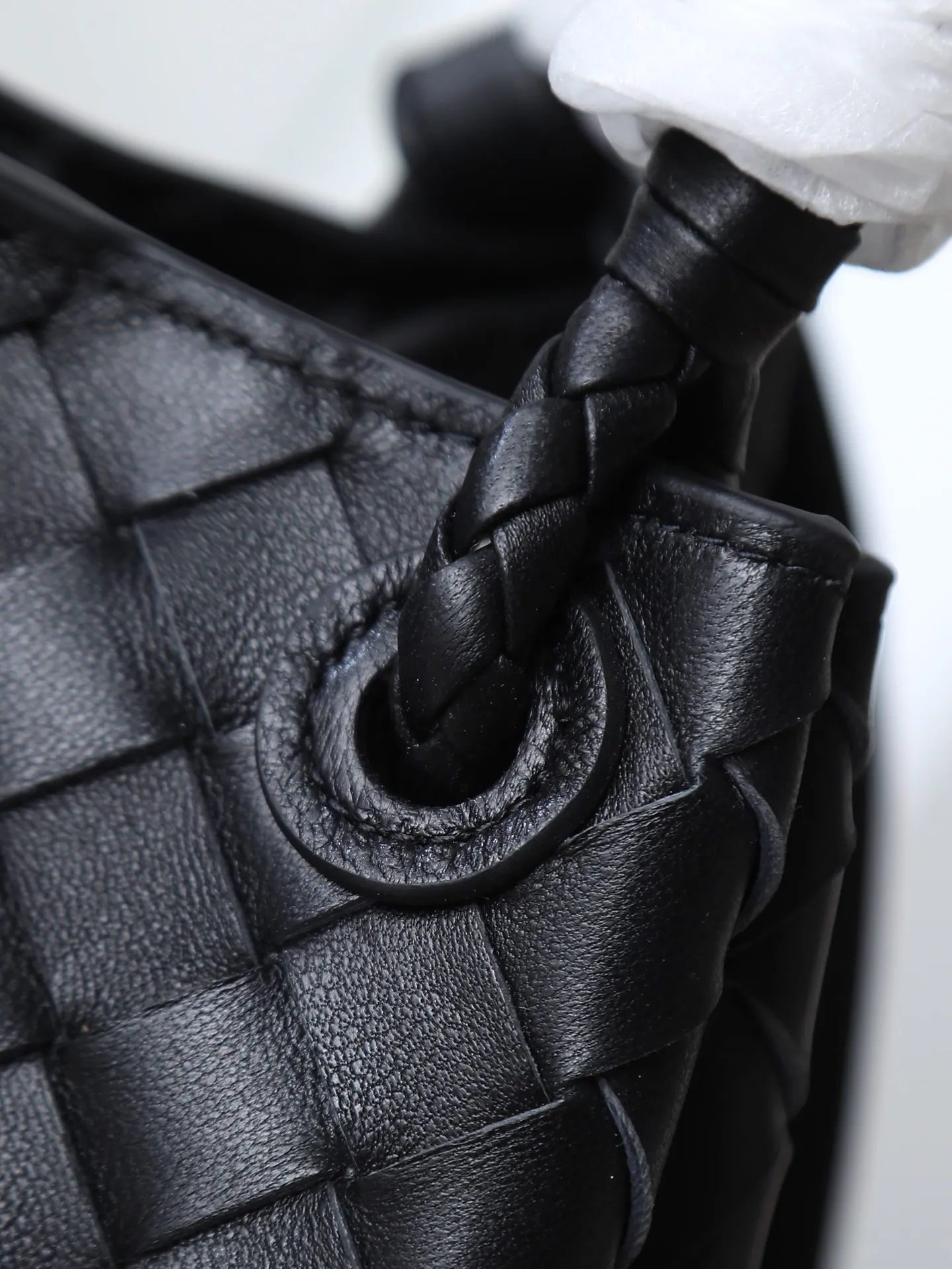 1250. Home B has a new product! Andiamo combines archive parachute handbags to inherit retro elements and integrate modern trends. The same style as Shu Qi's Night in Beijing. It is a continuation of the classic bag. It has three functions: hand carry, shoulder and cross-body. It is embellished with metal brass knot buckles. It is small and has an amazing capacity. It can easily hold all kinds of daily necessities with a box, sunglasses, small bottle, water powder, charger, and the upper body is versatile. Style number: 796569 Size: 21*17*16.5cm